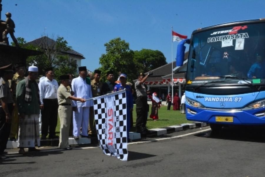 Wabup Soetadi Berangkatkan 355 Calon Haji