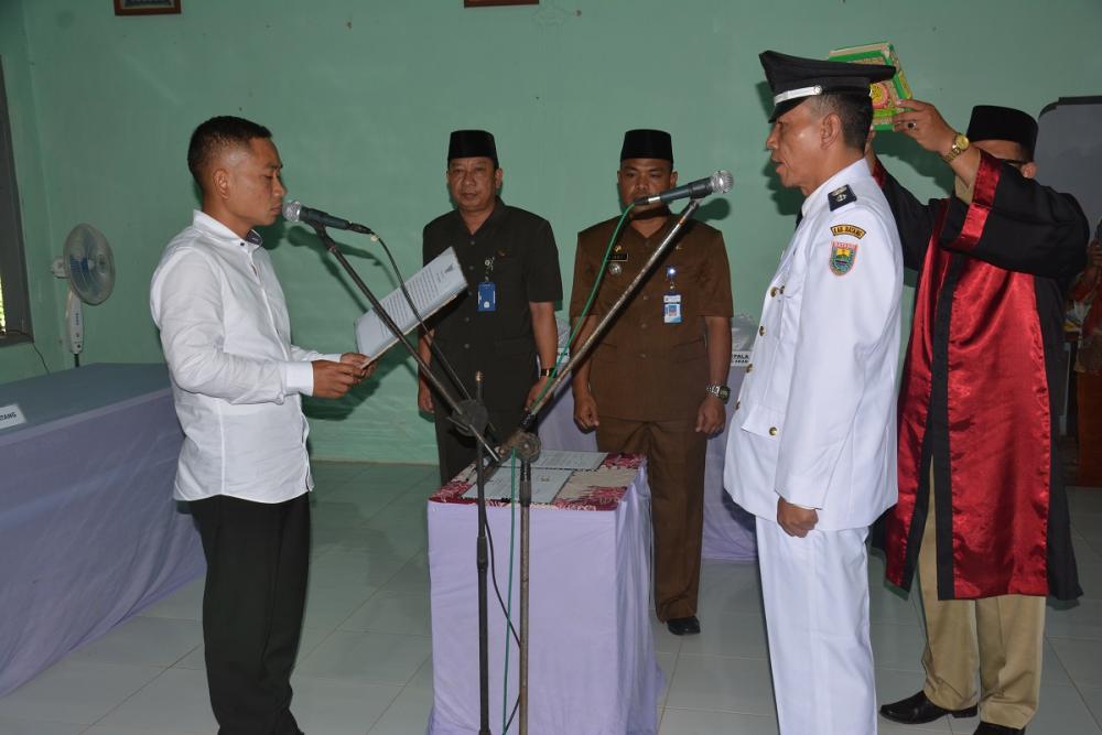 Bupati  Batang  melantik Kades Tembok