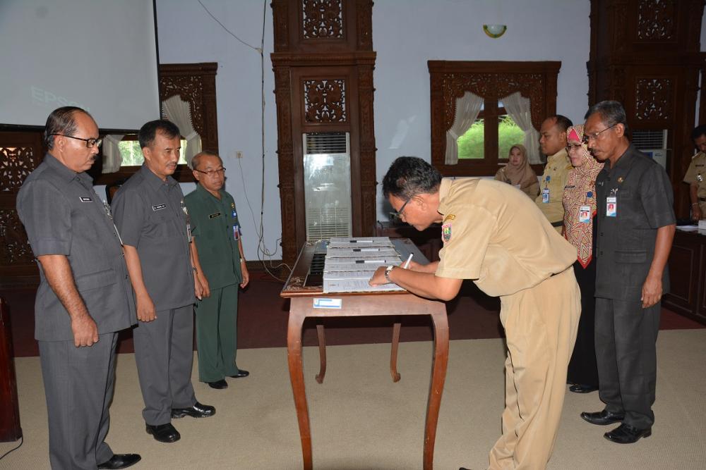 Pejabat Pemkab Batang Tandatangan Fakta Integritas