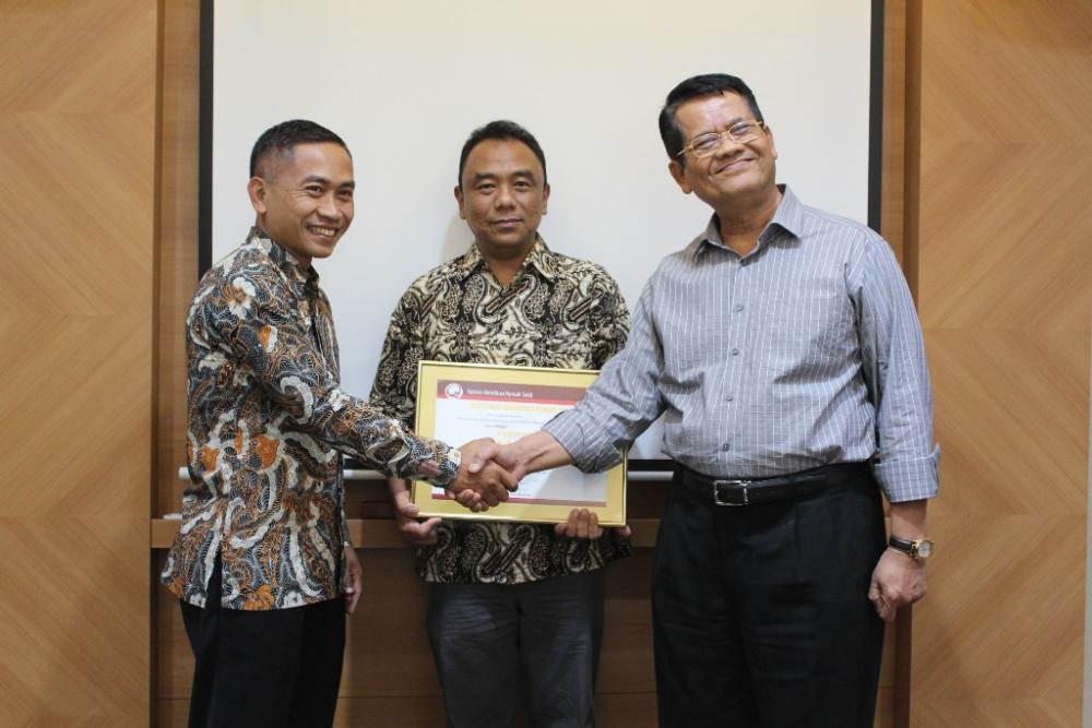 Bupati Yoyok Riyo Sudibyo Terima Sertifikat Akreditasi Rumah Sakit Daerah