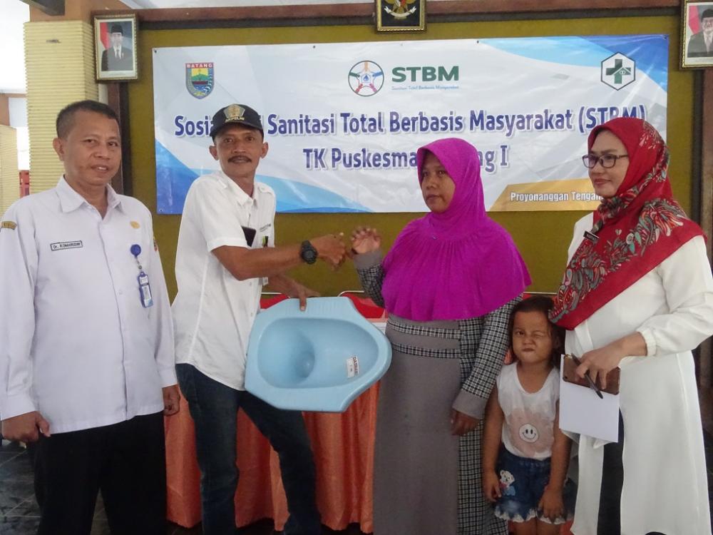Percepatan ODF, Dinkes Batang Berikan Bantuan Jamban