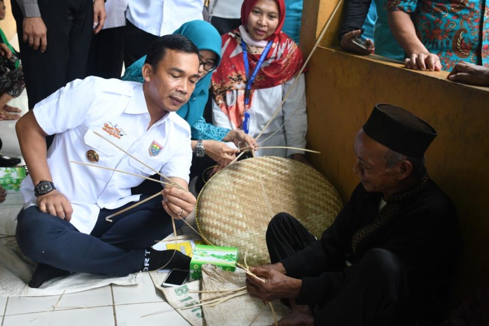 Bupati Batang Kagum Lansia Isi Waktu Dengan Buat Kerajinan Anyaman Bambu