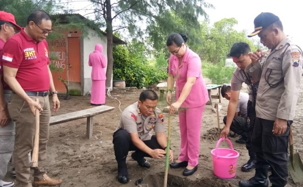 Peduli Penghijauan, Polres Batang Tanam 2100 Bibit Pohon
