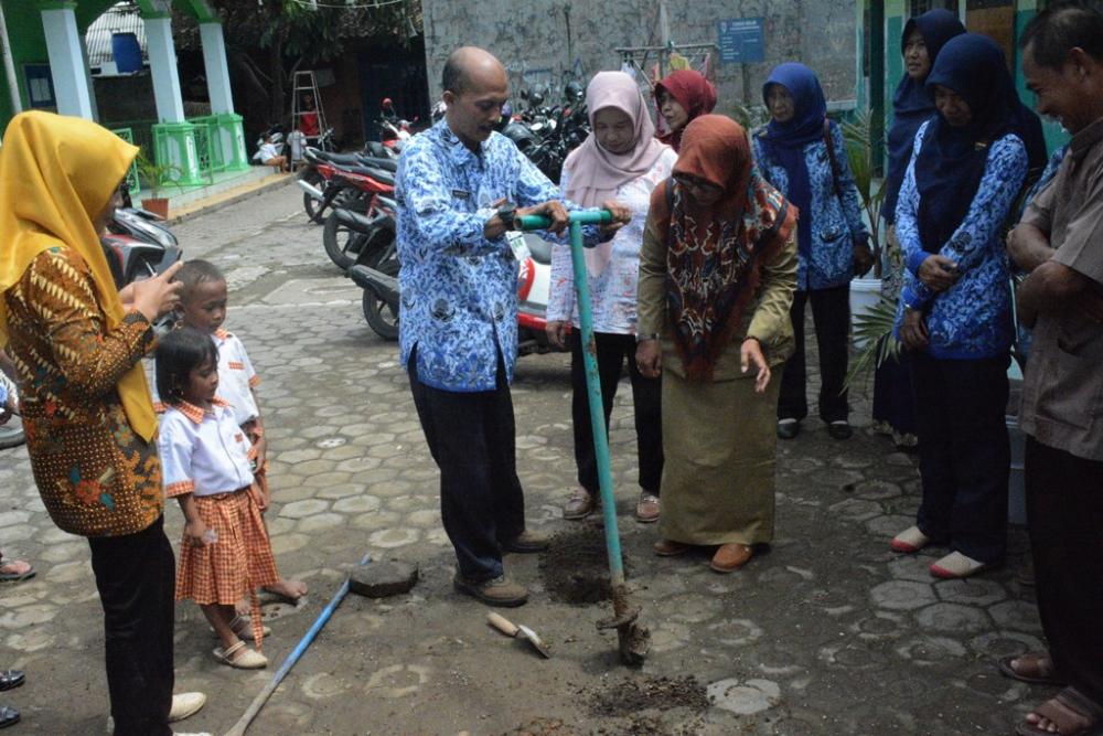 Kurangi Genangan Air Dengan Buat Resapan Biopori