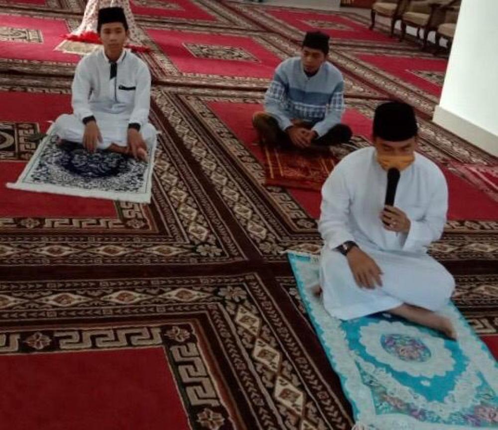 Bupati Batang, Jadi Imam Salat Idulfitri di Rumah Dinas 