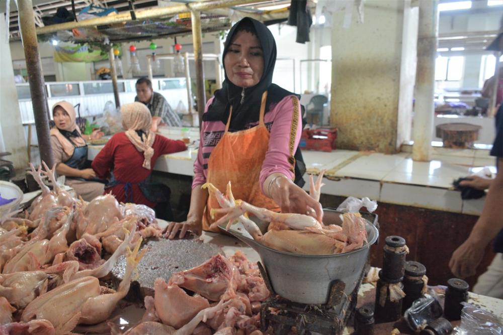 Harga Ayam Potong Tembus Rp42.000,00 Per Kilo di Pasar Batang