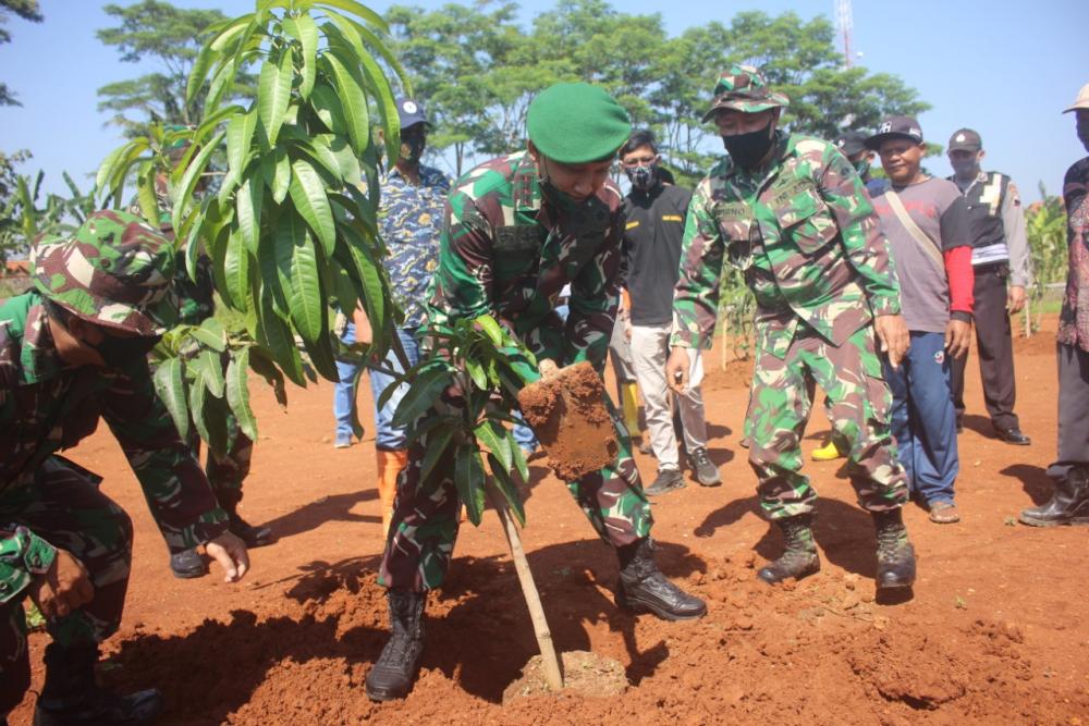 Dandim Batang Bersama PT Nawakara Tanam Pohon Mangga dan Kelengkeng
