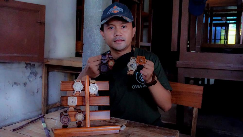 Ubah Limbah Kayu Jadi Jam Tangan Menawan