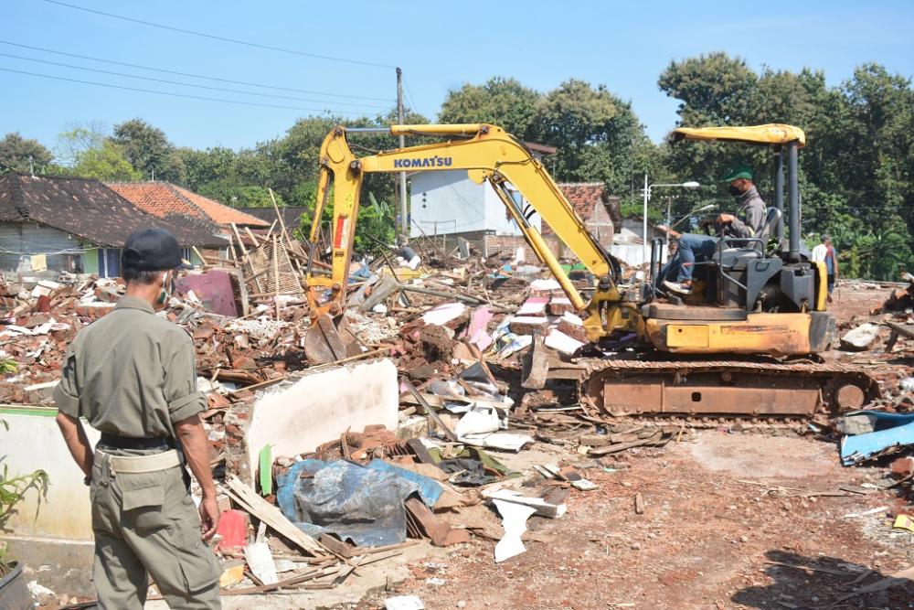 Pembersihan Terakhir Untuk Pembangunan Islamic Center Batang