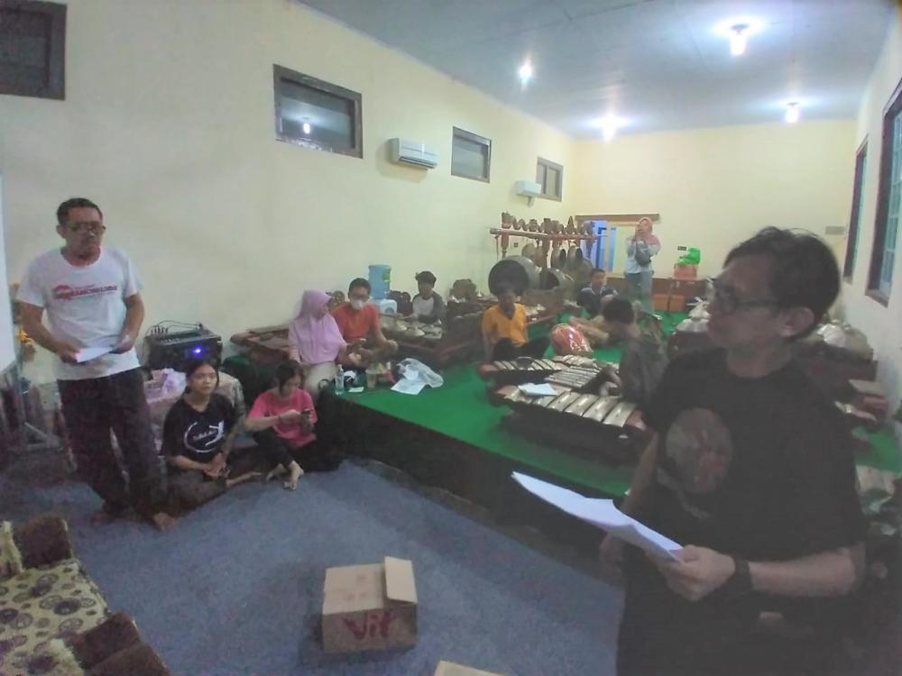 Tangkal Covid-19, Seniman Batang Siapkan â€œTahu Robyongâ€