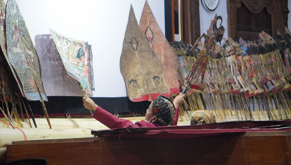 Malam 1 Suro, Dalang Cilik Ki Huda Erlangga Tampil Memukau