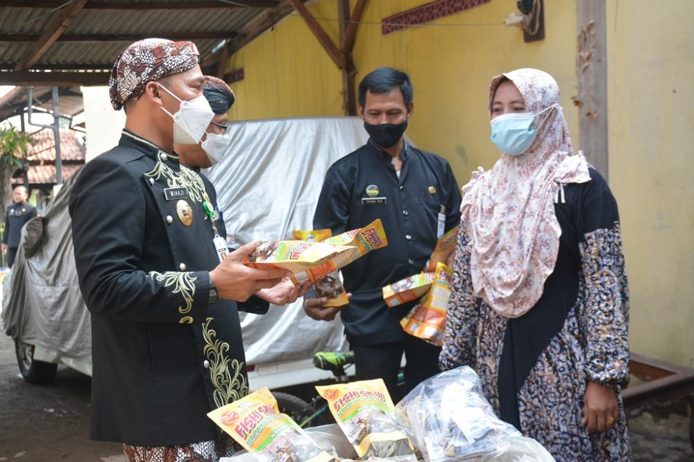 Bupati Batang Borong Rambak Ikan Pelaku UMKM 
