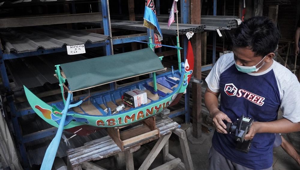 Kelompok Pemuda Batang Dapat Jutaan Rupiah Dari Kerajinan Miniatur Kapal Remot 