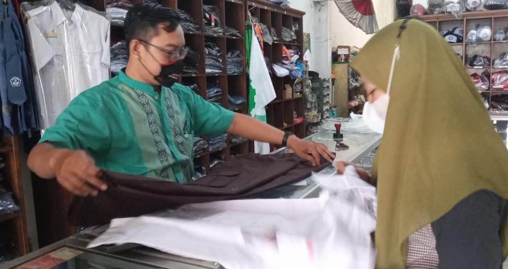 PTM 100%, Penjualan Seragam Sekolah Meningkat