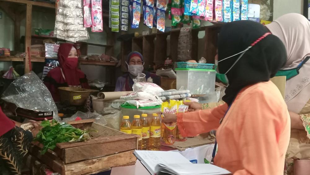 Pedagang Masih Menjual Minyak Goreng dengan Harga Lama