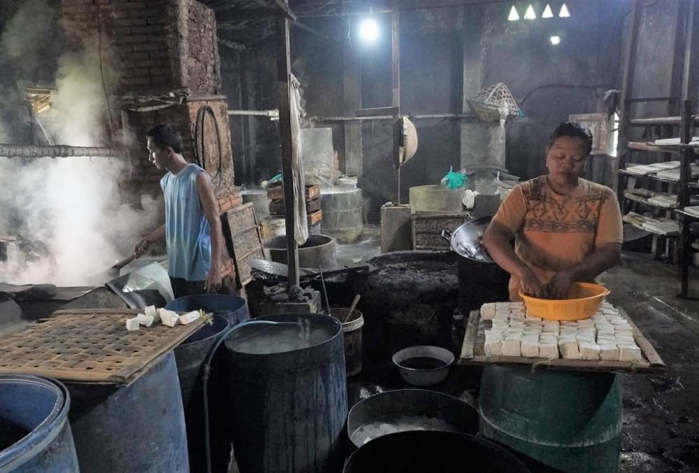 Meroketnya Harga Kedelai, Pengusaha Tahu Batang Tetap Produksi Dengan Mengurangi Jumlahnya