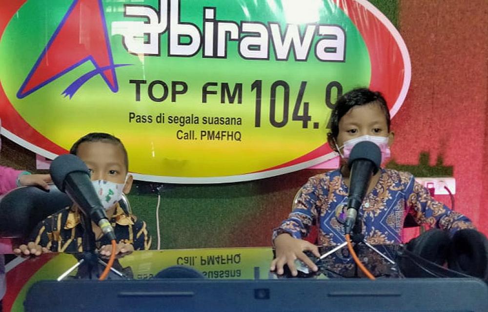 Kenalkan Alat Komunikasi Radio, TK Kartini Kunjungi LPPL Radio Abirawa Batang