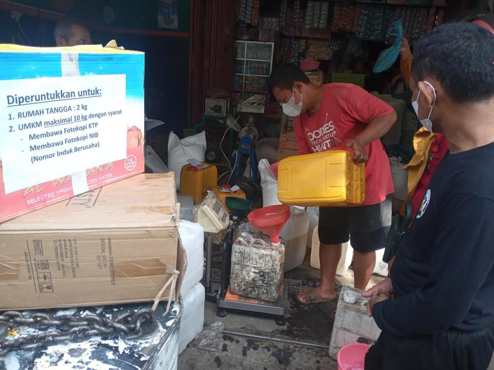 14 Ton Minyak Curah Didistribusikan Bagi Pedagang