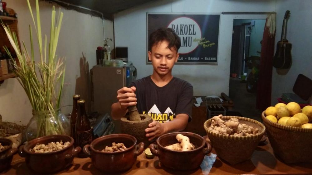 Kedai Bakoel Jamu di Batang,  Bangkitkan Tren Minum Jamu Anak Muda 