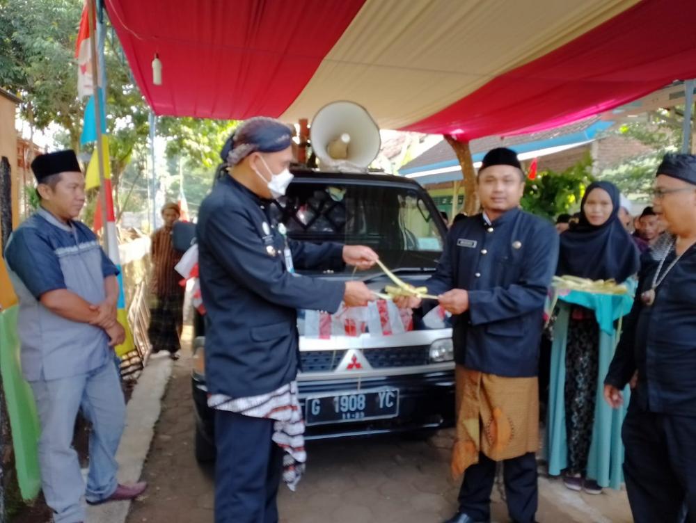 Syawalan, Warga Ponowareng Arak Ketupat Raksasa