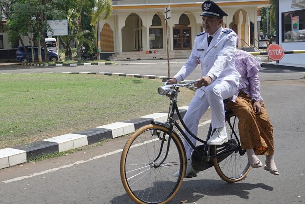 Kades Kalipucang Kulon Batang Pergi Ke Pelantikan Naik Sepeda Ontel