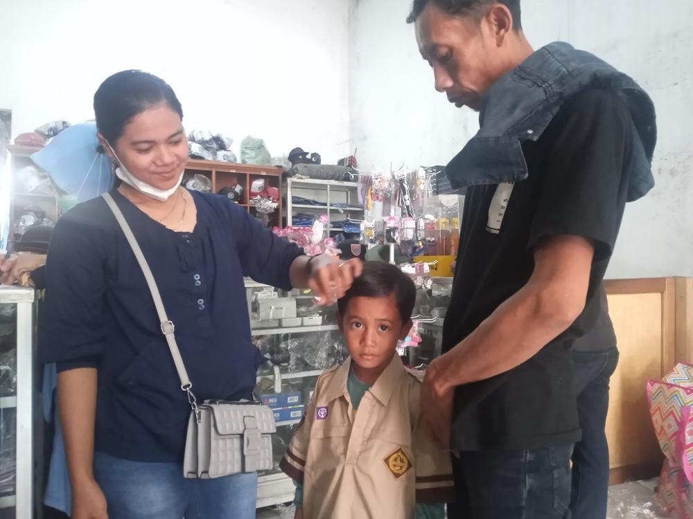 PTM Diizinkan, Omset Penjualan Seragam Meningkat