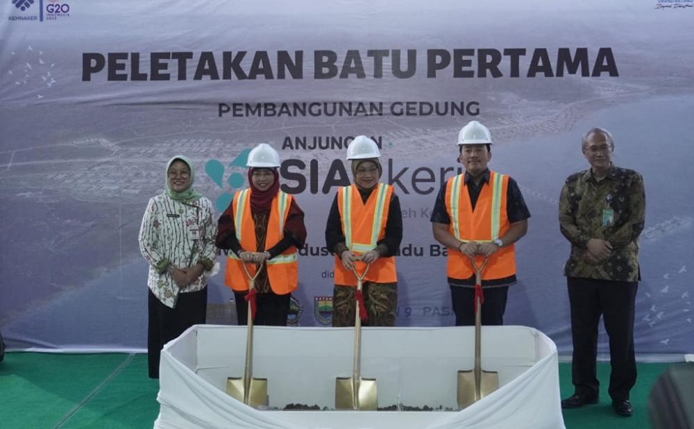 Menaker Lakukan Peletakan Batu Pertama Anjungan Siap Kerja di KIT Batang