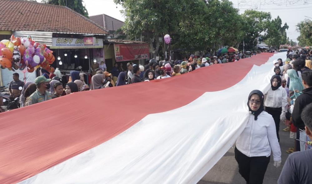 Kelurahan Proyonanggan Utara Batang, Tampilkan Bendera Merah Putih Sepanjang 77 Meter