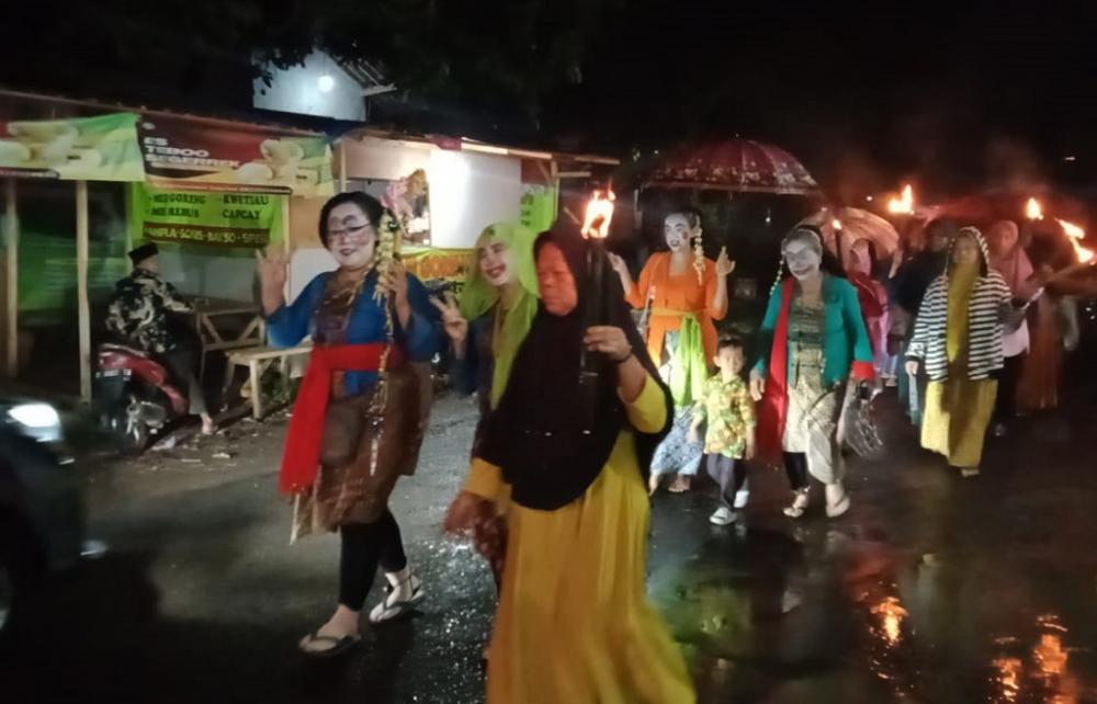 4 Badut Bersanggul Meriahkan Hari Santri Nasional