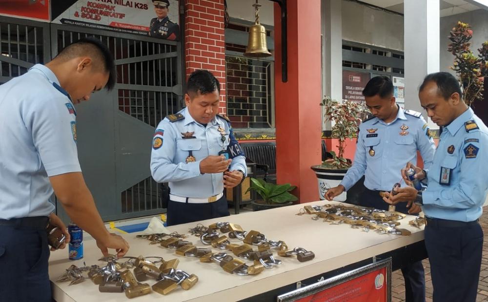 Antisipasi Ganguan Keamanan, Lapas Kelas II B Batang Lakukan Pembersihan Gembok Hunian