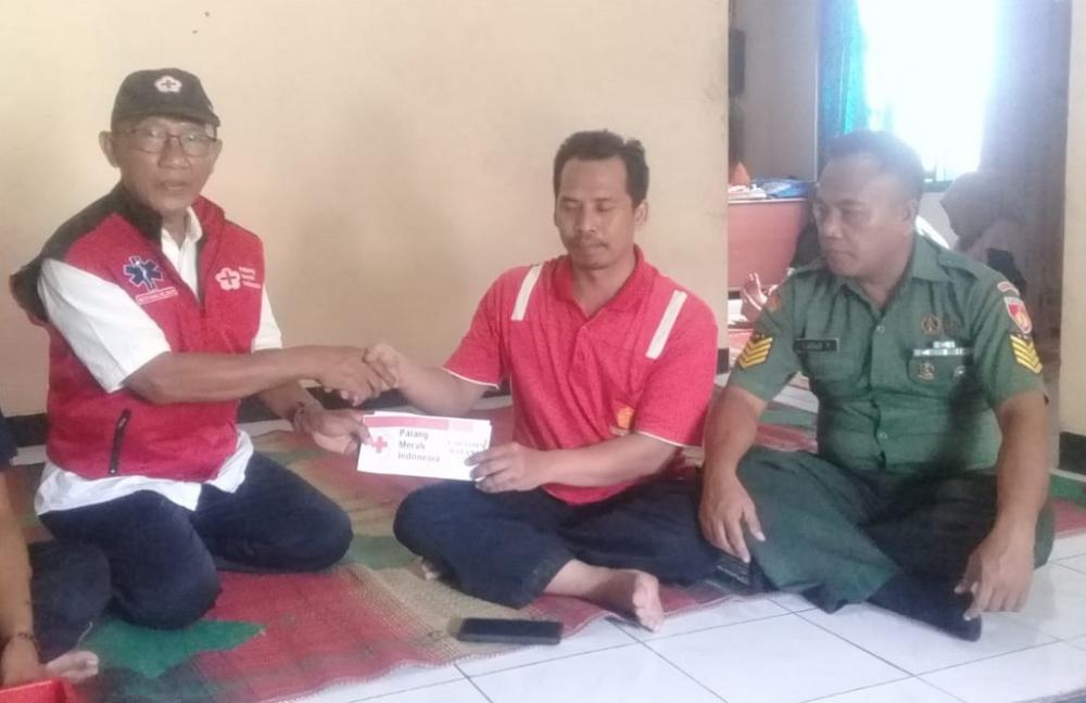 PMI Batang Berikan Bantuan Uang Tunai Rp10 Juta Kepada Korban Kebakaran Rumah