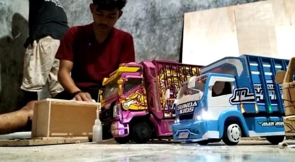 Pemuda Asal Batang Buat Miniatur Truk Bernilai Puluhan Juta