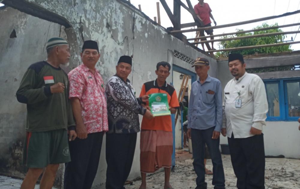 Peduli Korban Kebakaran, Kemenag Batang Salurkan Bantuan
