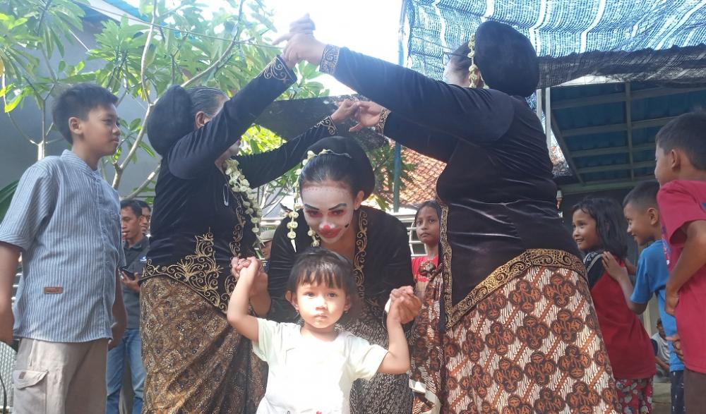 Badut Ndower Hibur Korban Banjir