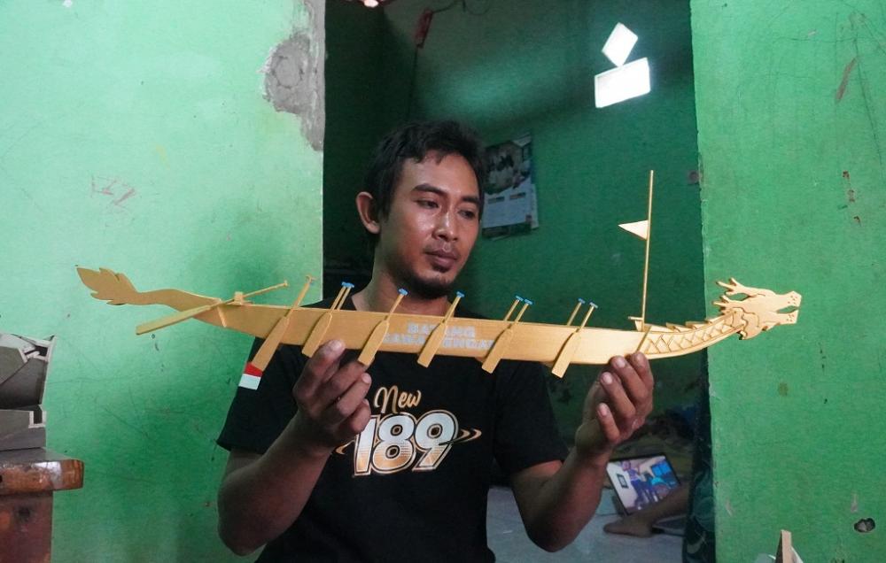 Miniatur Perahu Naga Khas Batang