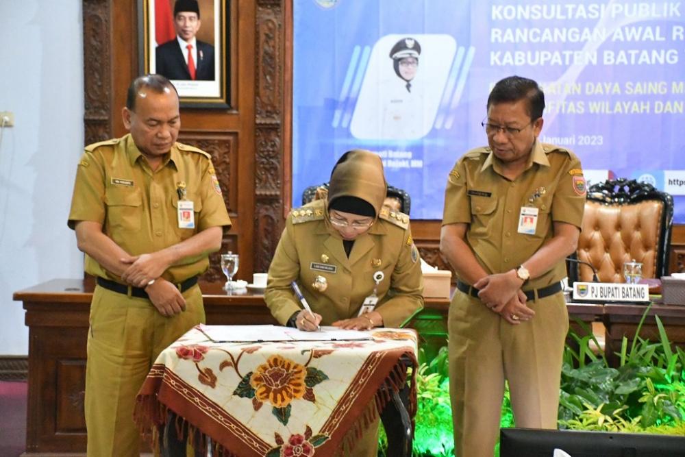 Pj Bupati Batang Turunkan Angka Kemiskinan dan Tingkatkan Pertumbuhan Ekonomi Masyarakat