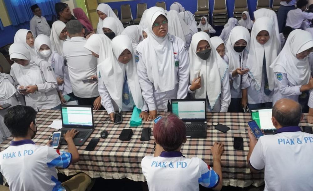 275 Pelajar MAN Batang Aktivasi KTP Digital Secara Serentak