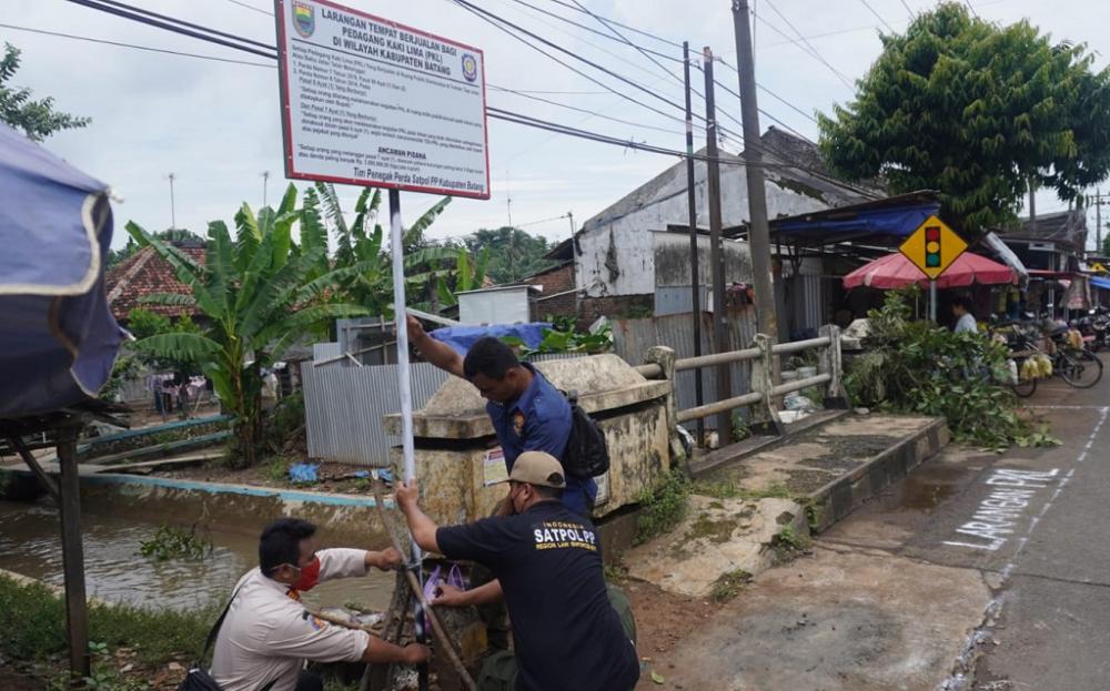 Satpol PP Batang Larang PKL Berjualan di Jembatan Pasar Sedondong