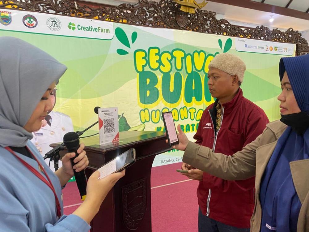 Transaksi Mudah Dengan QRIS di Festival Buah Nusantara Batang
