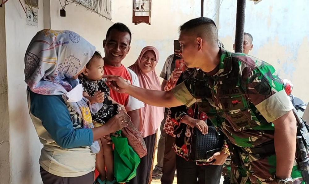 Ratusan Babinsa Bagikan Makanan Tambahan Hingga Pelosok