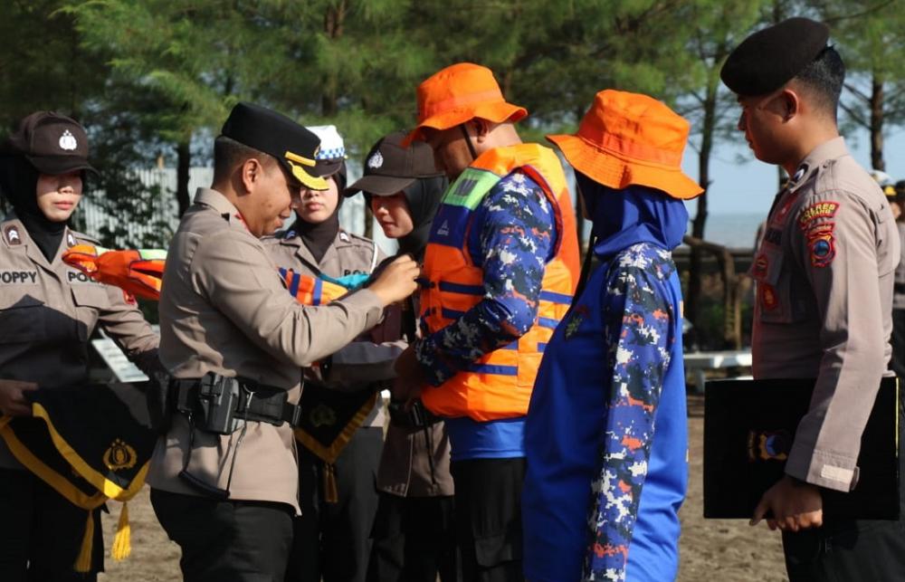 Minimalisir Kecelakaan Laut, Polres Batang Bagikan Baju Pelampung