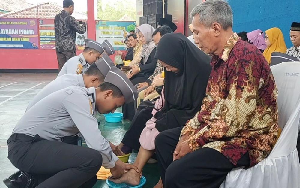 Basuh Kaki Ibu, ASN Lapas Banjir Air Mata