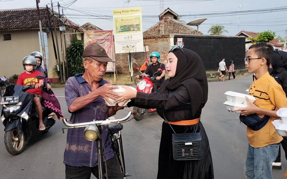 Peduli Sesama, Pengusaha Katering Bagikan Ribuan Paket Berbuka