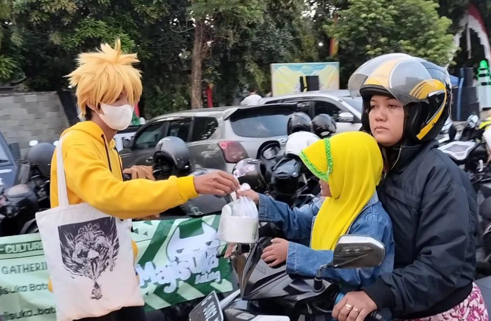 Cosplay Anime Tak Mau Kalah untuk Berbagi Takjil