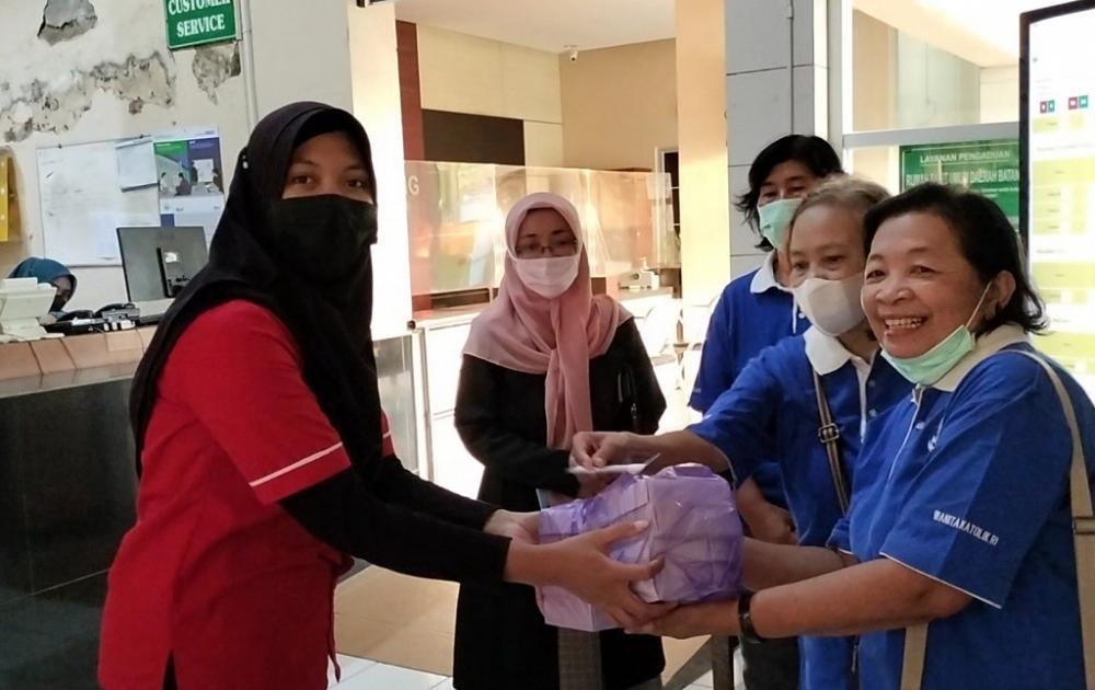 GOW Fokus Salurkan Takjil Bagi Keluarga Pasien