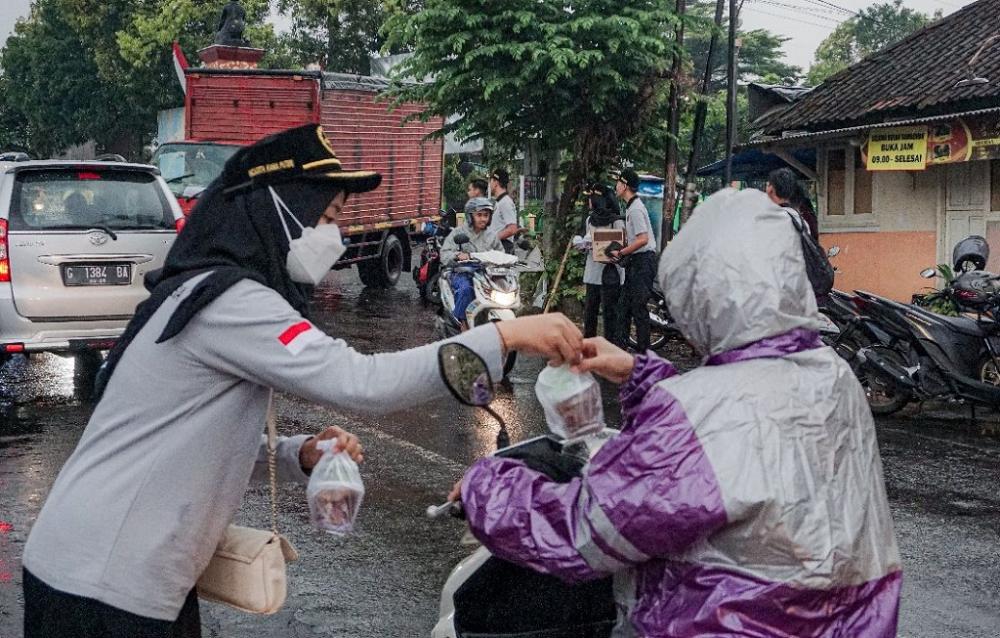 Hujan Bawa Berkah, PPI Batang Bagikan 450 Takjil Gratis