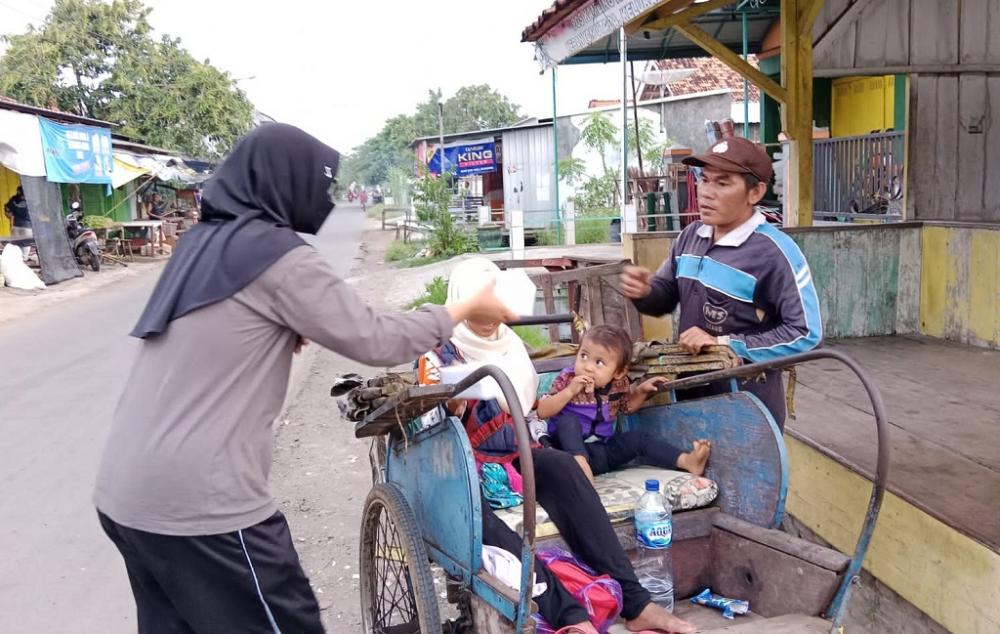 Tumbuhkan Kepedulian Sosial, MAN Batang Bagikan Takjil