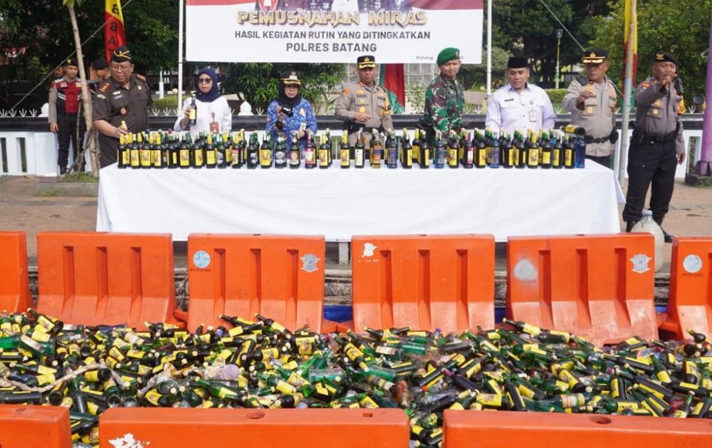 Jelang Lebaran, Kapolres Batang Musnahkan Ribuan Botol Miras