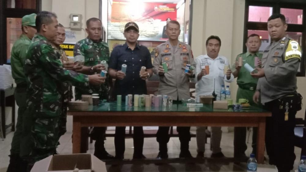 Malam Takbiran, Personel Gabungan Amankan Petasan Siap Ledakan