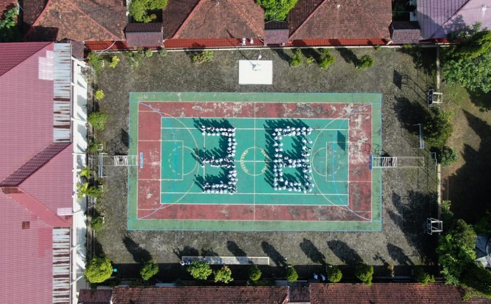 Meriahkan HUT SMA Subah, Pelajar SMP Lakukan Atraksi Paramotor